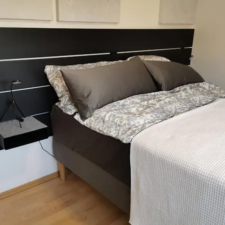 Gemuetliches Gaestehaus In Unterbach Mit 1000 Mbits Www Apartmán Düsseldorf